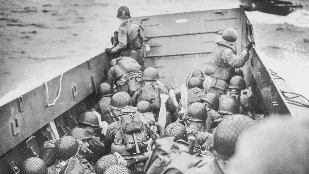 Descubren audios originales del desembarco de Normandía en la 2da Guerra Mundial 20 Los soldados se agachan detrás de los baluartes de una barcaza de desembarco de la Guardia Costera en su camino a Normandía.