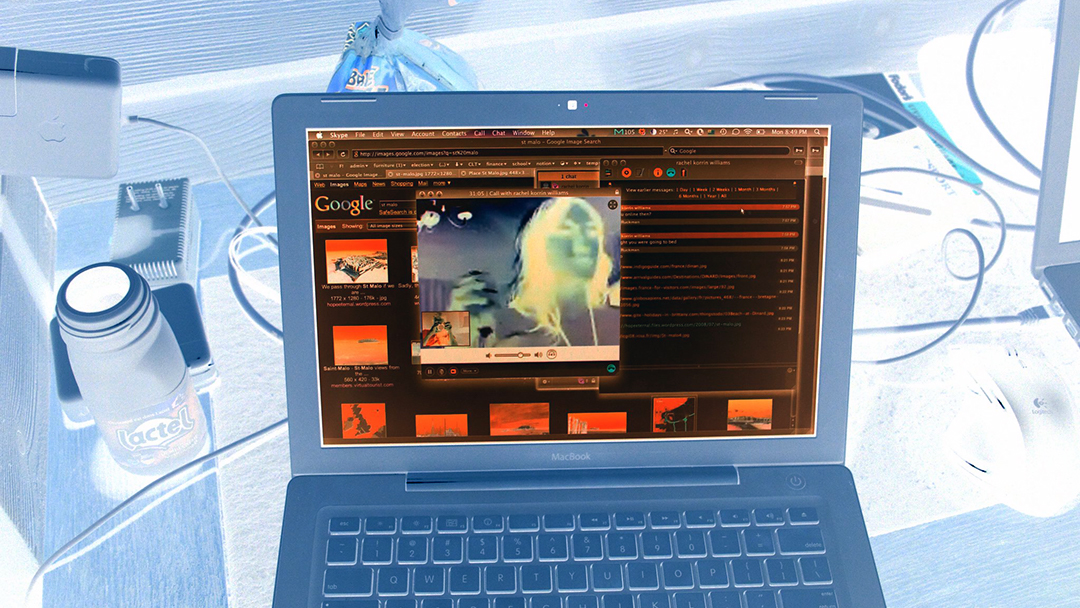 Imagen de una computadora con videochat