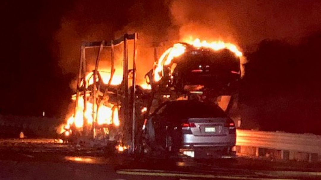 Tesla Incendio Camión