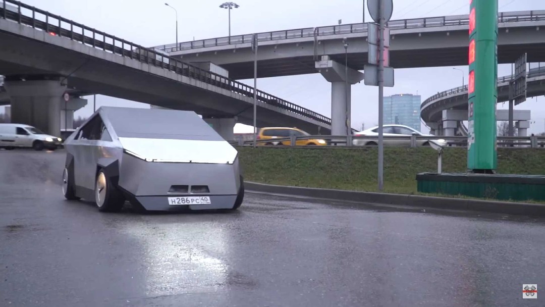 Rusos crean una copia (casi) idéntica de la Cybertruck 16 Rusos crean una copia de Cybertruck