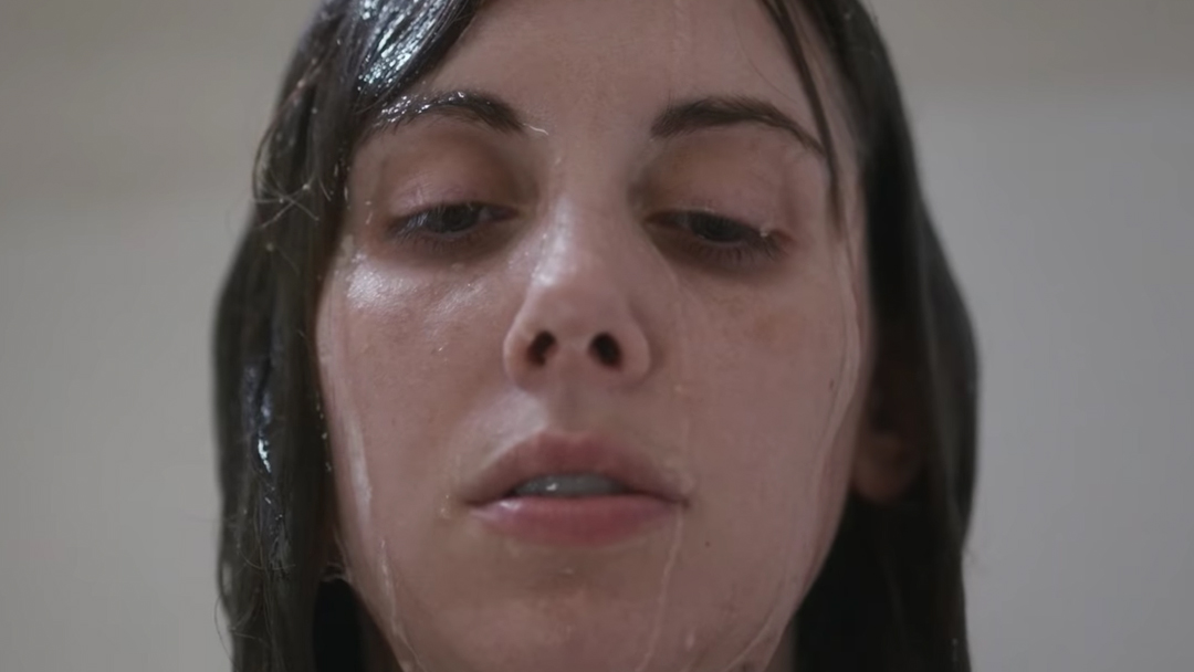 Alison Brie se debate entre la realidad y la fantasía en el tráiler de Horse Girl 14 Horse Girl
