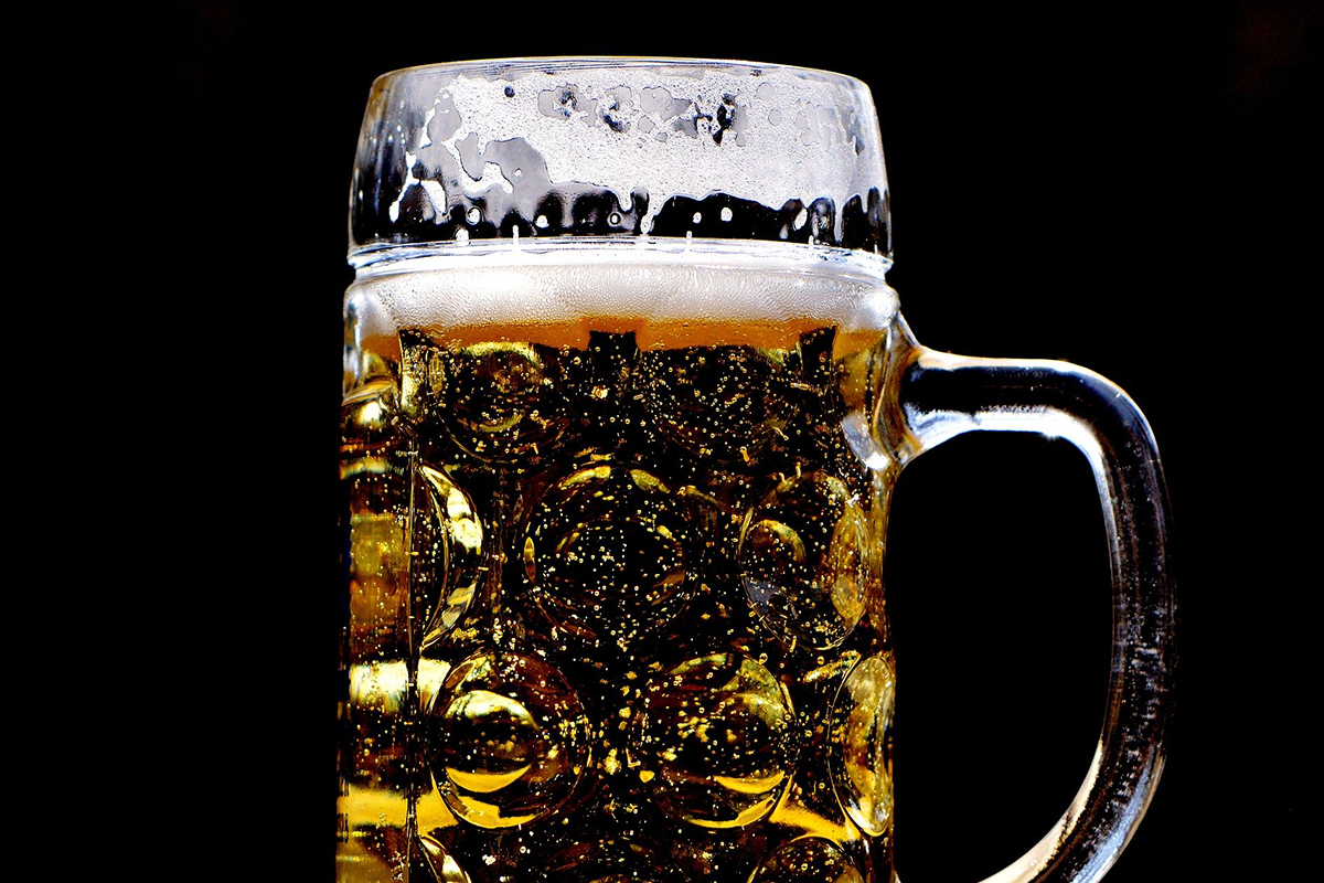 Mujer Orina Cerveza