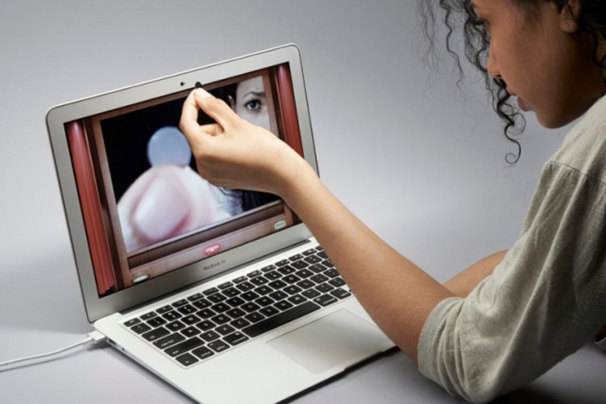 Apple: tapar cámara de tu laptop puede dañarla severamente