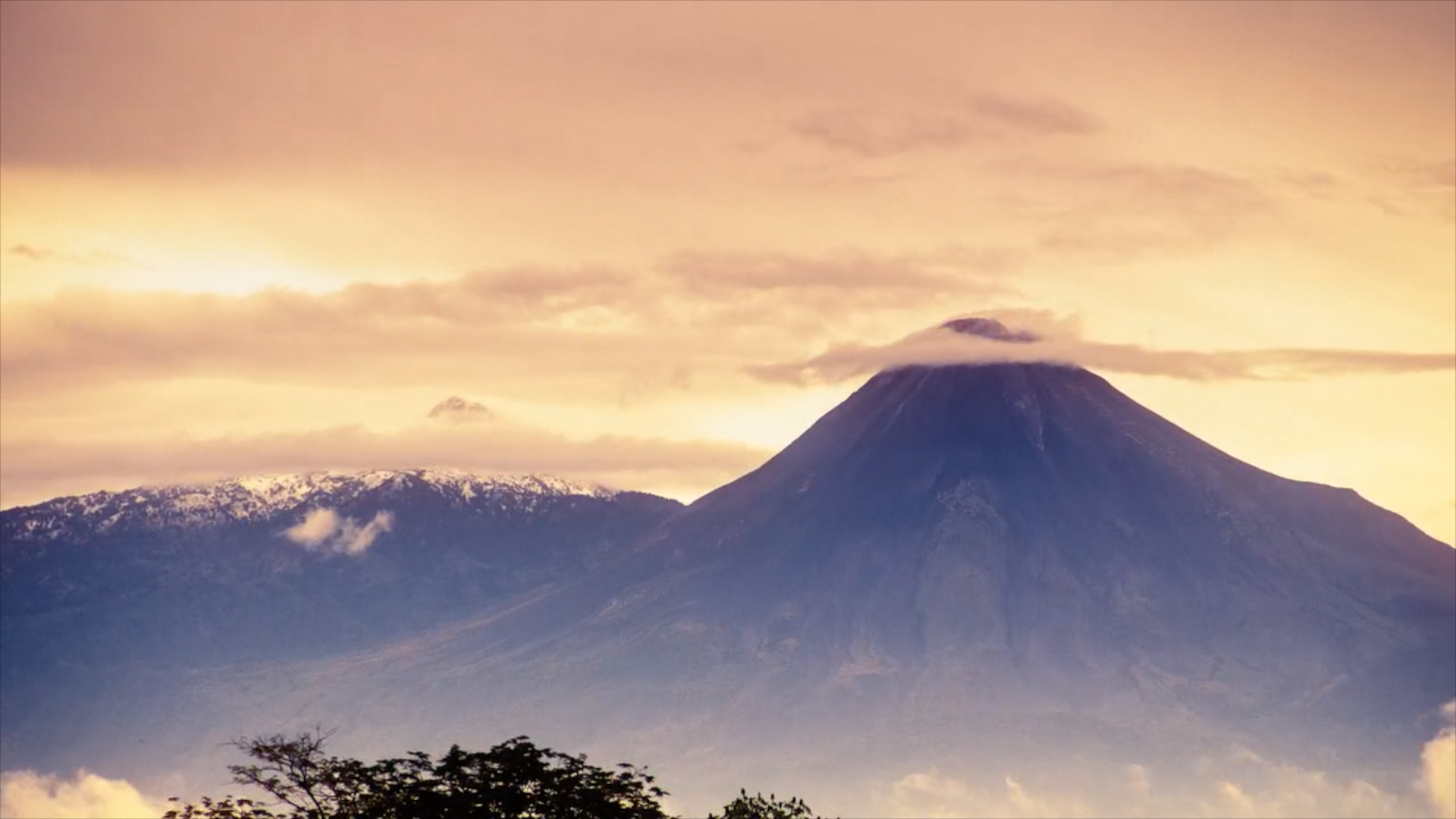 Captan relámpagos de colores alrededor del volcán de Colima