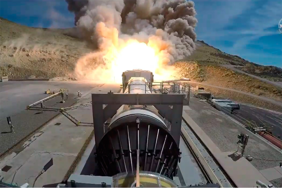 NASA prueba los potentes cohetes que llevarán la misión Artemis a la Luna