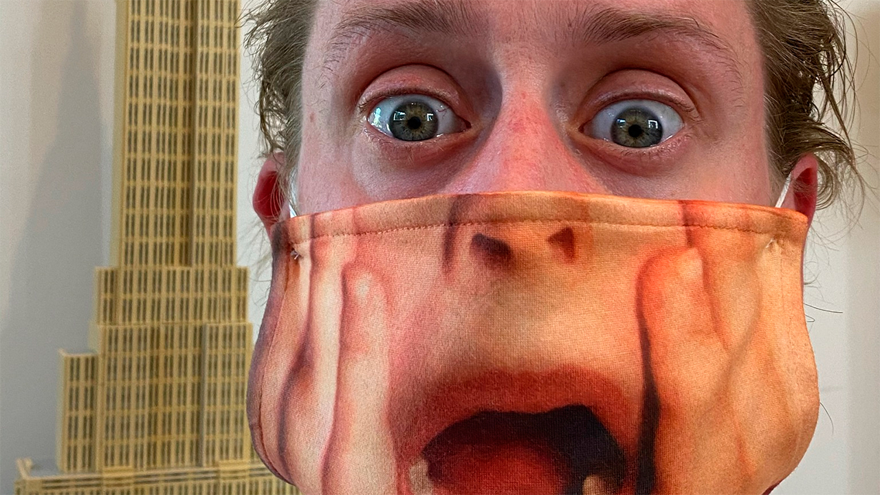 Macaulay Culkin con cubrebocas de Mi Pobre Angelito