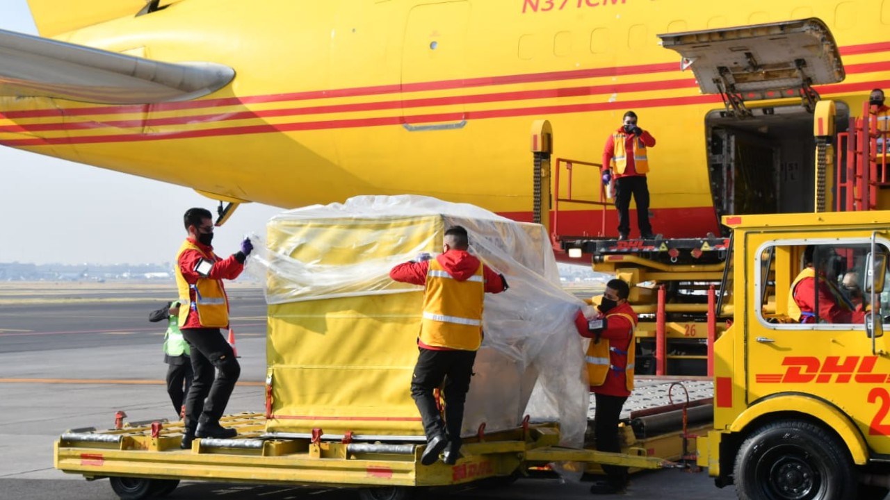 Primeras vacunas de Pfizer llegan a México