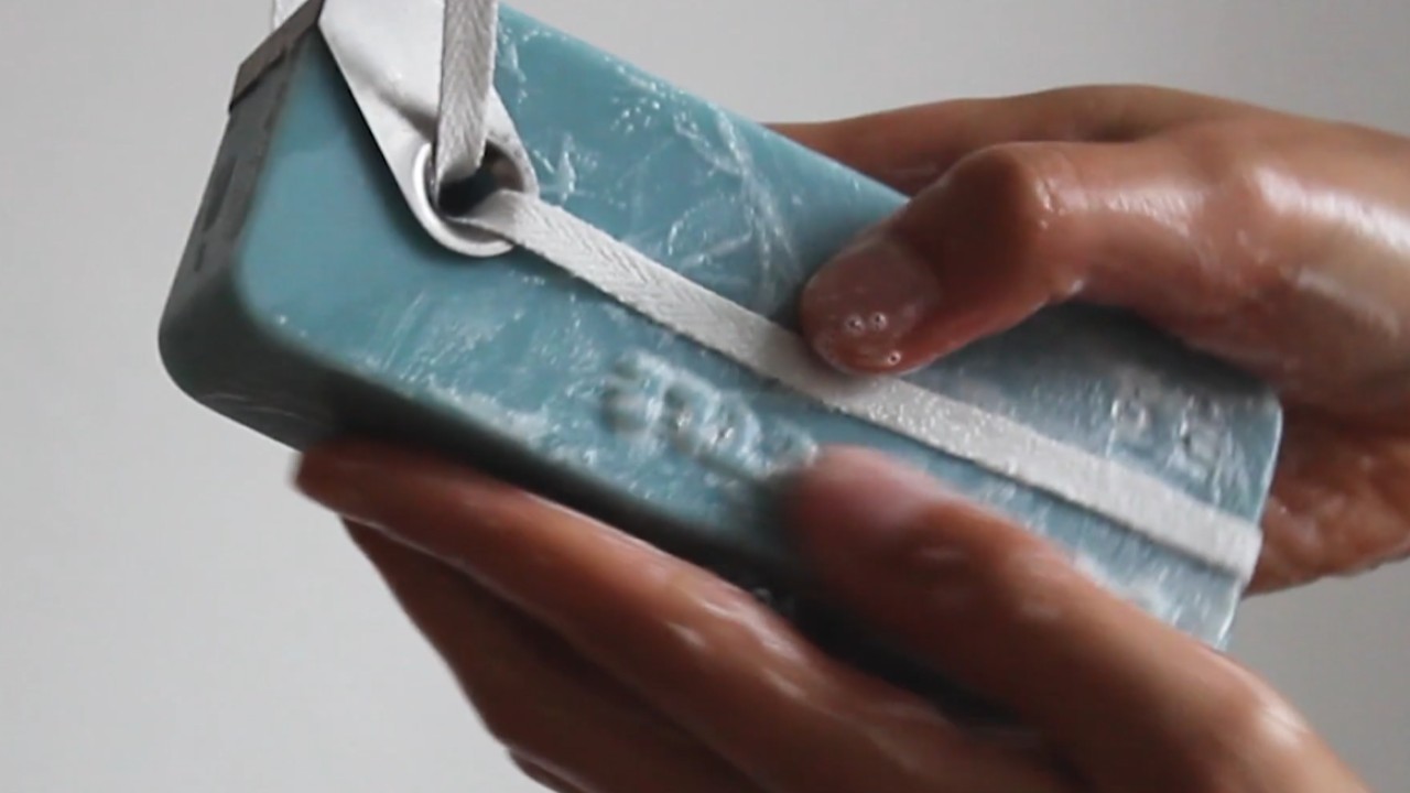 Crean botellas de shampoo hechas completamente de jabón como empaque eco-friendly