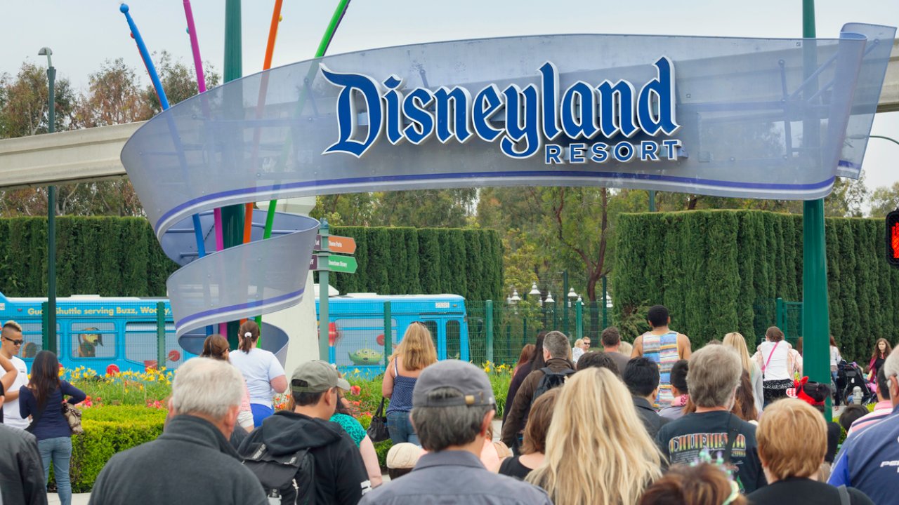 Estacionamiento de Disneyland ahora es centro de vacunación