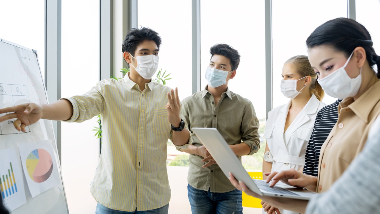 Hablar aumenta el riesgo de infectarse de coronavirus