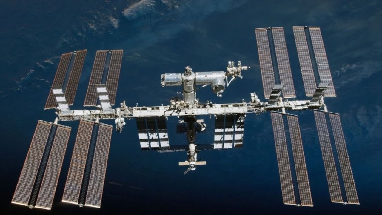 Roscosmos cree que un meteorito causó la grieta en la ISS