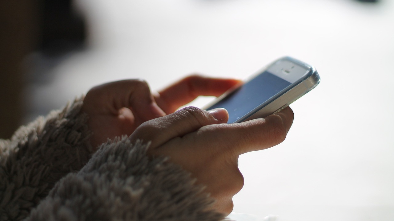 mujer usando smartphone