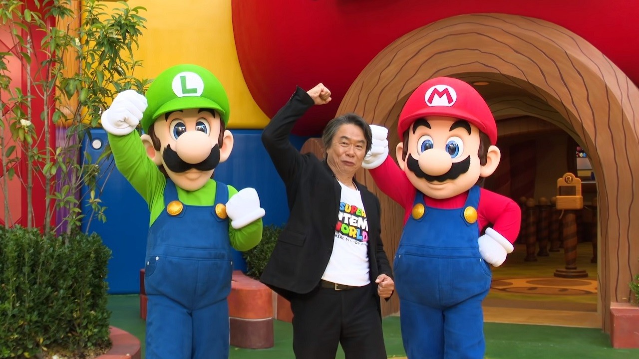 Shigueru Miyamoto junto a Mario Bros y Luigi
