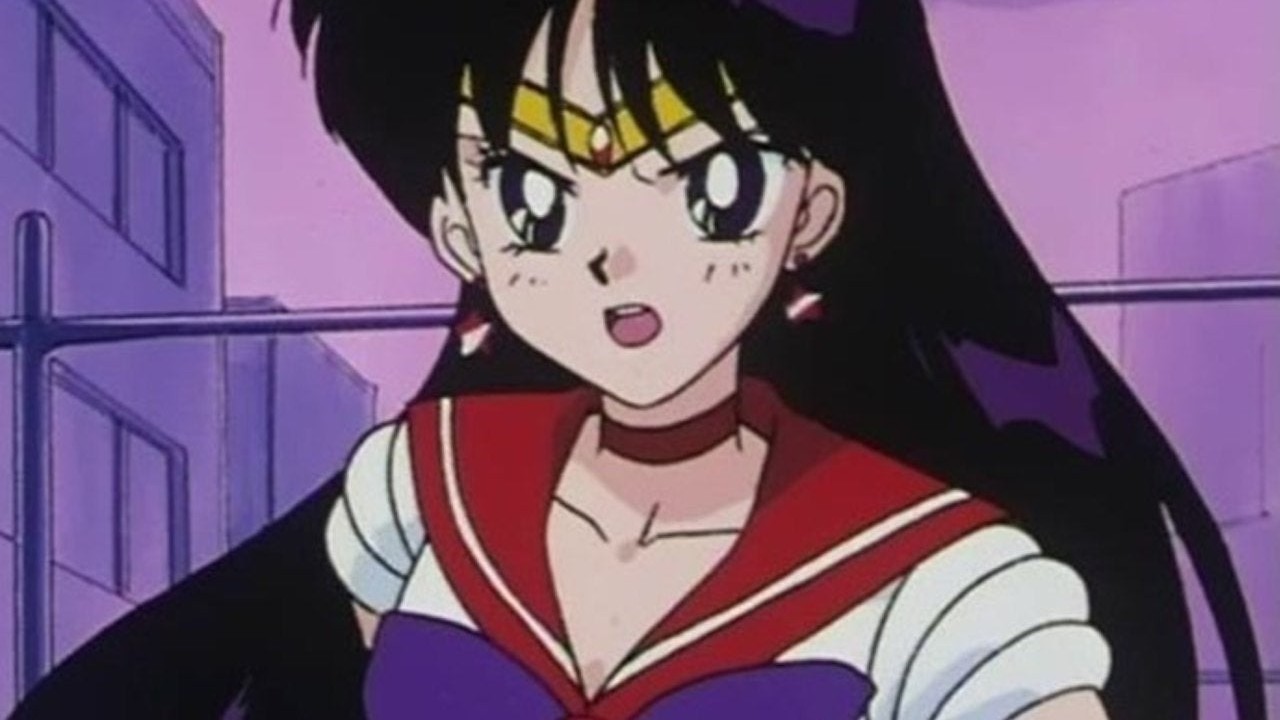 Sailor Moon: Reconocida streamer de Twitch trae a la vida a Sailor Mars de manera impresionante 17 Sailor Mars es la identidad de Rei Hino como marinera exploradora. Ella es de Marte, lleva uniforme, un vestido rojo brillante, cabello suelto y un lazo morado. Sailor Mars es una de las ocho guerreras que siguen a Sailor Moon. Desde la existencia de un antiguo reino en la luna, el milenio plateado, también se ha convertido en uno de los cuatro protectores de la Princesa de la Serenidad, la Princesa de la Luna, junto con Sailor Mercury, Sailor Jupiter y Sailor Venus.