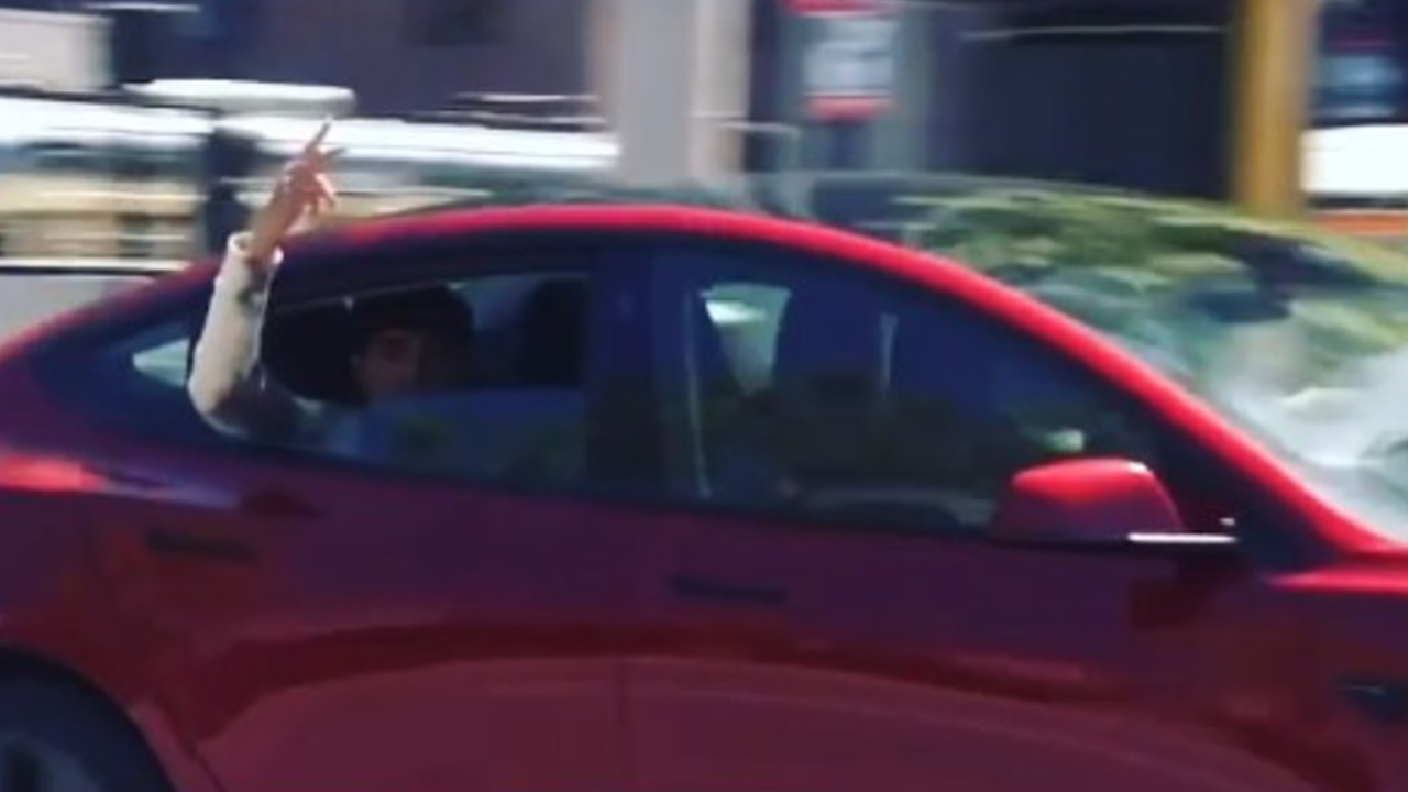 Arrestan a un chico de 25 años por utilizar el Autopilot de su Tesla