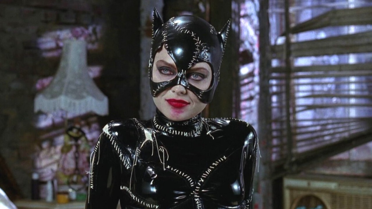 DC Comics: Cosplayer el da vida a Catwoman con el sexy traje de Batman Returns