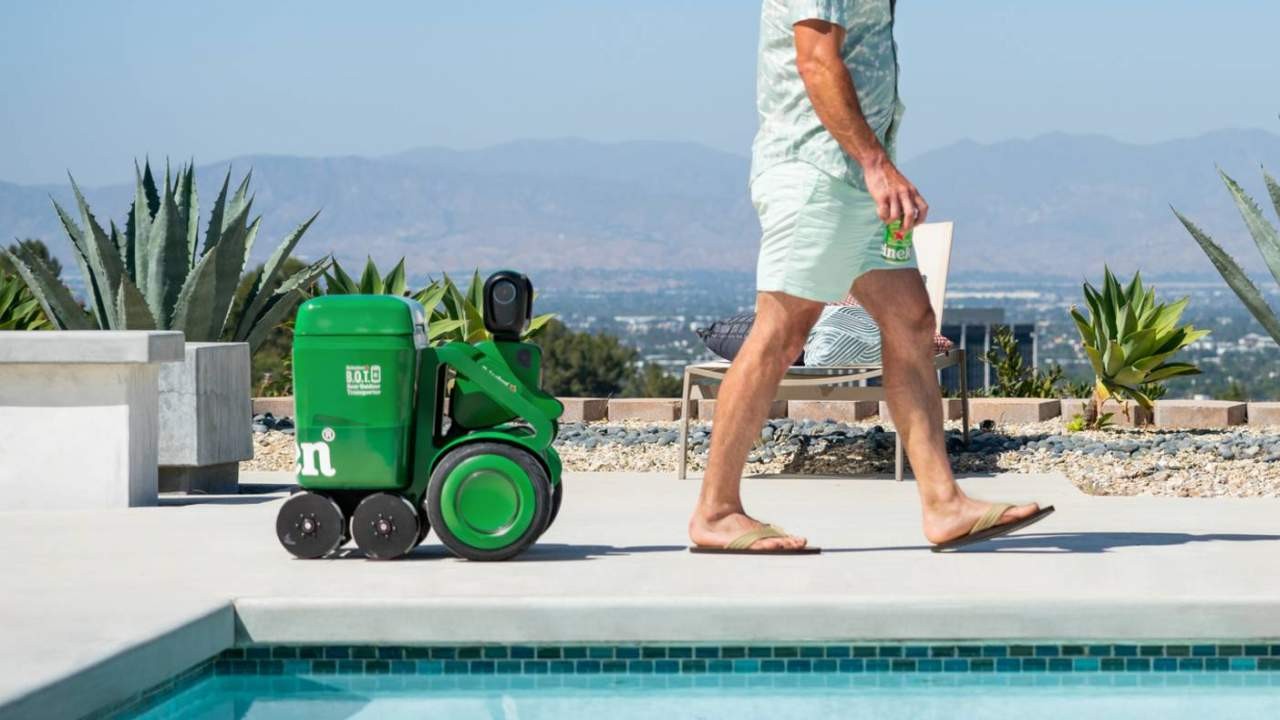 Robot ruedas cerveza heineken asistente