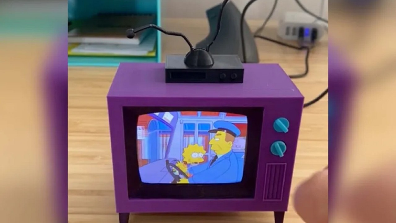 Este pequeño televisor de Los Simpson reproduce hasta 11 temporadas de la serie 22 Los Simpson Imagenes de Los Simpson Capítulos de los Simpson Televisor de Los Simpson