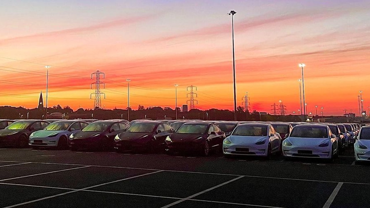 compañía hertz renta de autos compra teslas