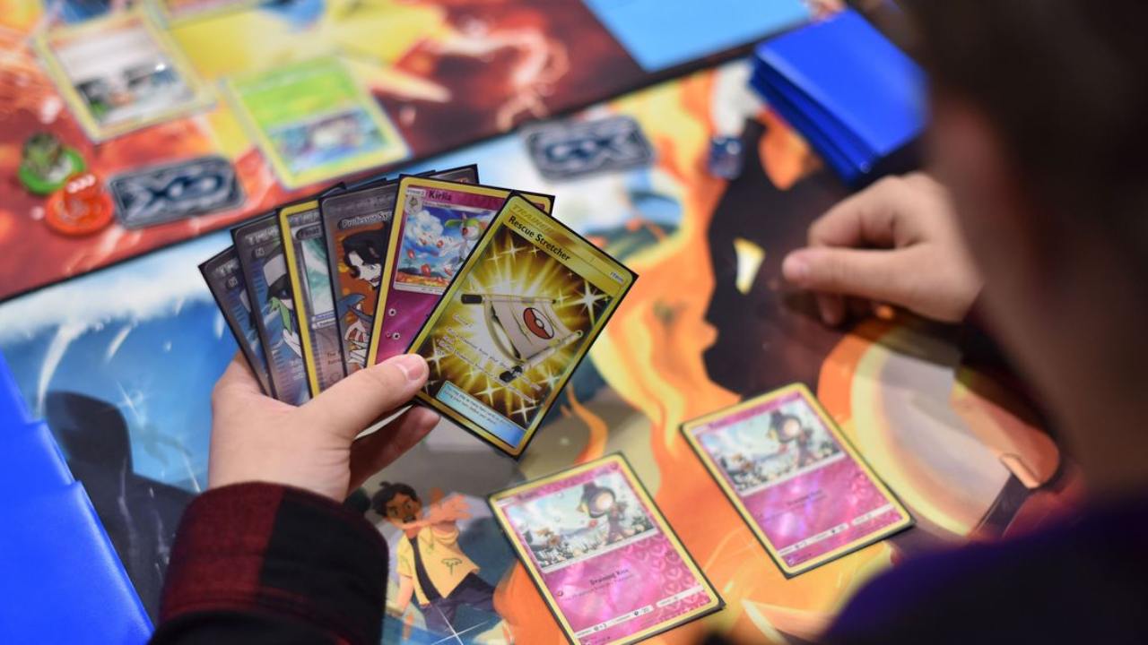 hombre prestamo dinero tarjeta pokemon