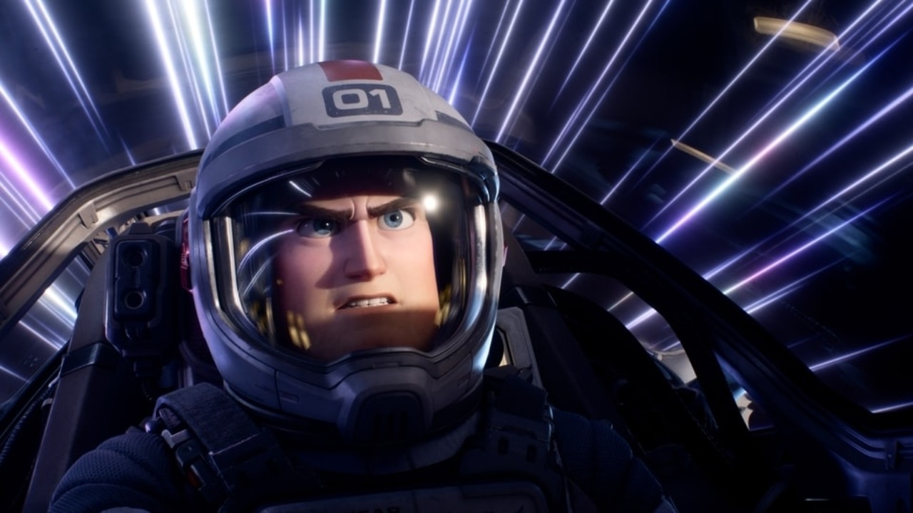 (ACTUALIZACIÓN) Denuncian a salas de cine mexicanas de cortar el beso lésbico en Lightyear; cadena niega censura 14 denuncian censura lightyear cines méxico