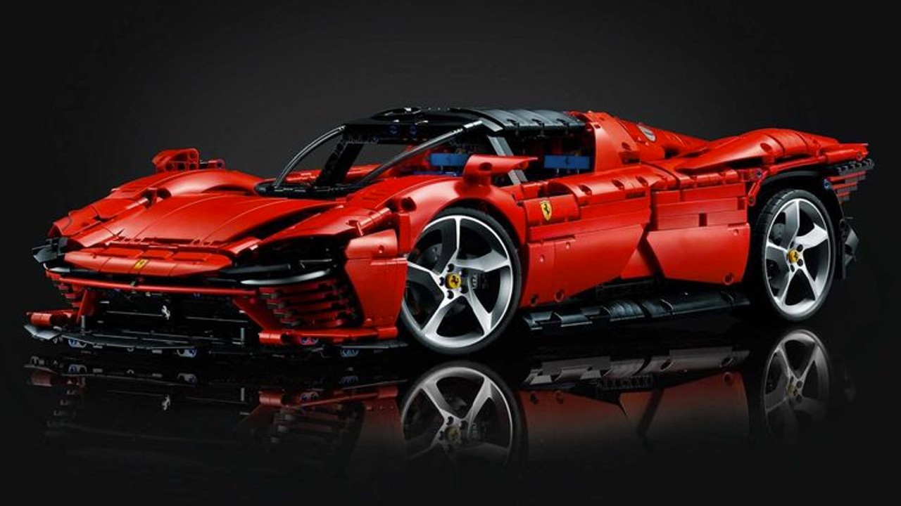 Ferrari Daytona SP3 LEGO