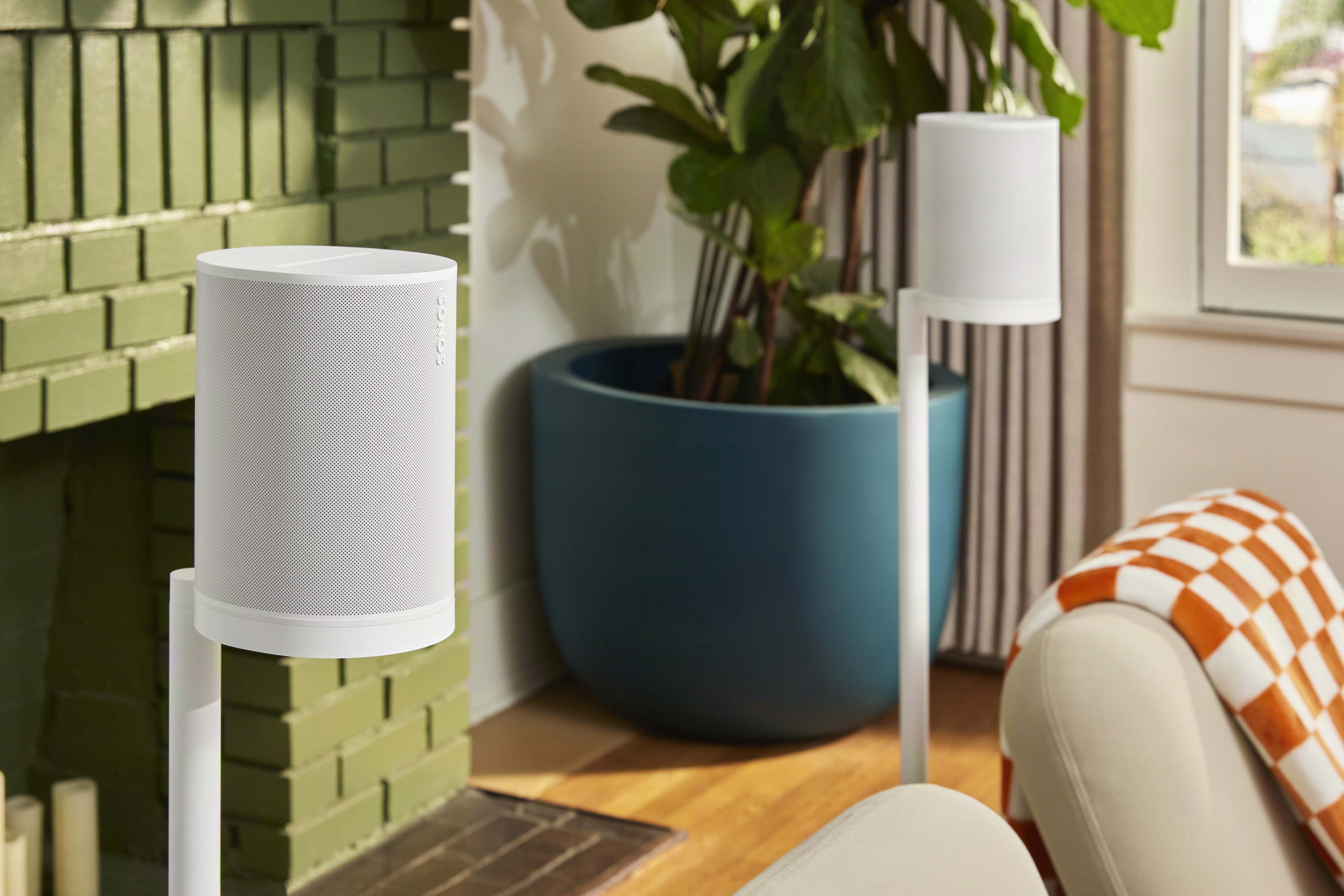Sonos Play y Era 100 SL: Los nuevos integrantes del ecosistema Sonos en México 12 660080 Sonos Era 100 SL Home Theater Rears 1f4bf9 original 1772814525 Sonos Play y Era 100 SL: Los nuevos integrantes del ecosistema Sonos en México